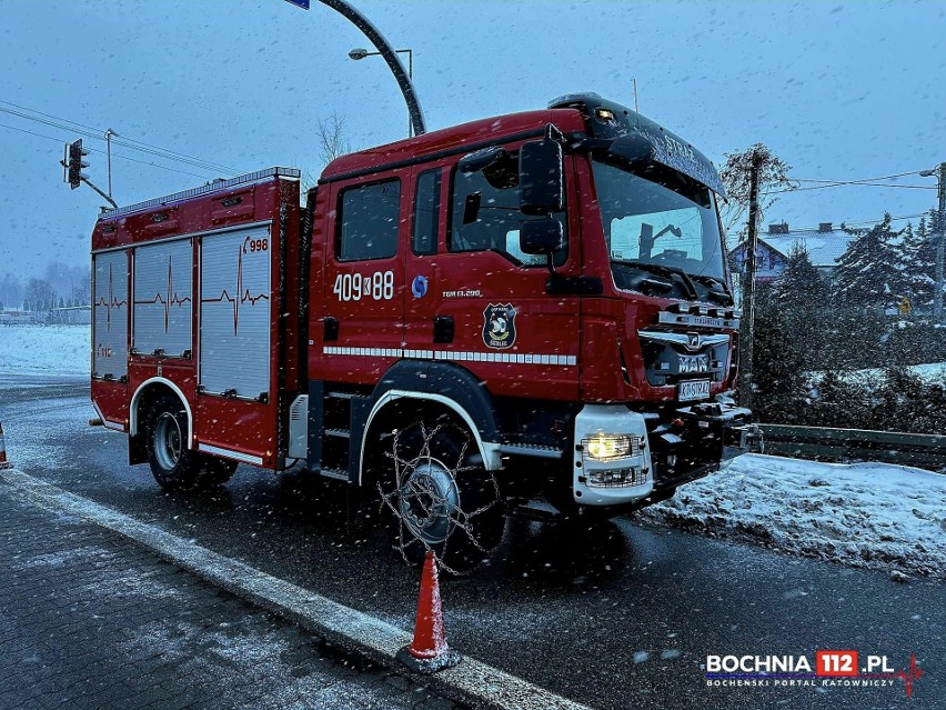 Trzy samochody zderzyły się na drodze krajowej nr 94 w Siedlcu koło Bochni, 23-latka nie zachowała odstępu