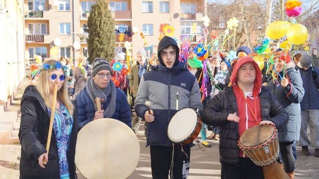 Kolorowy korowód przeszedł przez miasto, by uczcić pierwszy dzień wiosny oraz Światowy Dzień Zespołu Downa.Podopieczni Specjalnego Ośrodka Szkolno-Wychowawczego razem z rodzicami, opiekunami i przyjaciółmi hucznie i wesoło powitali wiosnę. Kolorowy orszak przeszedł ulicami miasta. Nie zabrakło też wspólnego muzykowania i zabawy.Zobacz również: Magazyn Informacyjny Gazety Lubuskiej. Najważniejsze informacje tygodnia:POLECAMY PAŃSTWA UWADZE: