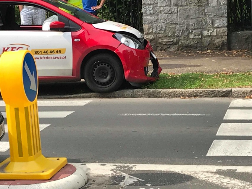 Kolizja na Łukasińskiego. BMW zderzyło się z samochodem KFC [ZDJĘCIA]