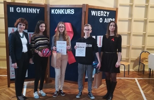 Ile młodzież z gminy Staszów wie o AIDS? Swoją wiedzą pochwalili się w gminnym konkursie [WYNIKI KONKURSU]