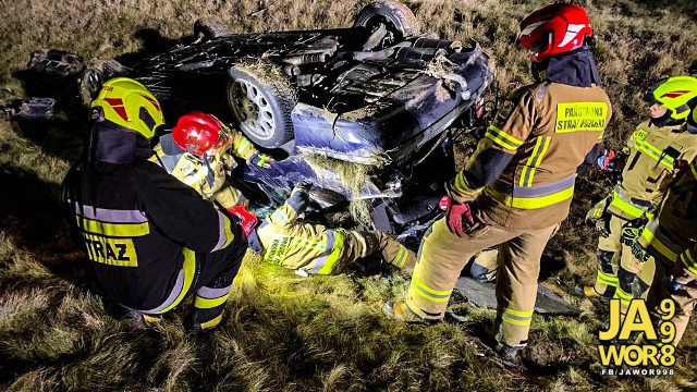 W środę przed godz. 18 doszło do groźnego wypadku na dolnośląskim odcinku drogi ekspresowej S3 (na wysokości Jawora, jezdnia w kierunku Legnicy). Na szczęście kierowa nie odniósł poważniejszych obrażeń i z wraku wyszedł o własnych siłach. W samochodzie doszło do wycieku gazu z instalacji LPG. Na miejscu interweniowali strażacy z Jawora, Małuszowa, pogotowie oraz policja.