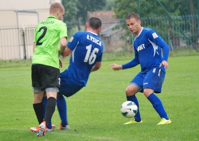 Fragment spotkania Łysicy z Hutnikiem. Przy piłce gracz bodzentyńskiej drużyny Konrad Wójtowicz. Pierwszy z lewej to zawodnik gości Michał Zdziński. 