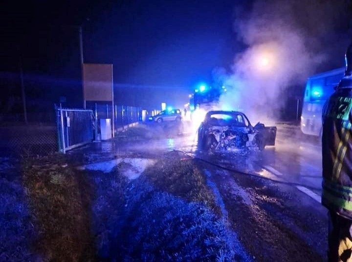 Pożar samochodu na drodze wojewódzkiej w Antoniówce.