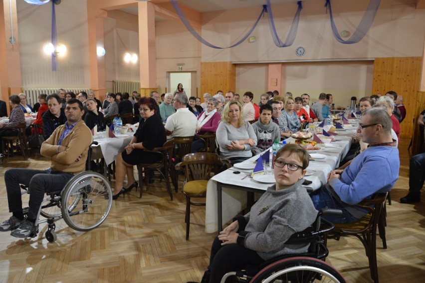 Światowy Dzień Osób Niepełnosprawnych w Ostrowcu. Stowarzyszenie "Tacy Sami" świętowało z przyjaciółmi [ZDJĘCIA]