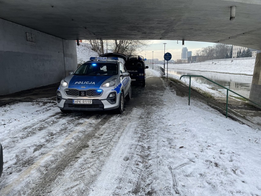 Ciało mężczyzny nad Wisłokiem w Rzeszowie. Policja wyjaśnia okoliczności tragicznego zdarzenia [ZDJĘCIA]