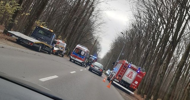 Wypadek na 11-go Listopada w Białymstoku. Kierowca uderzył w drzewo