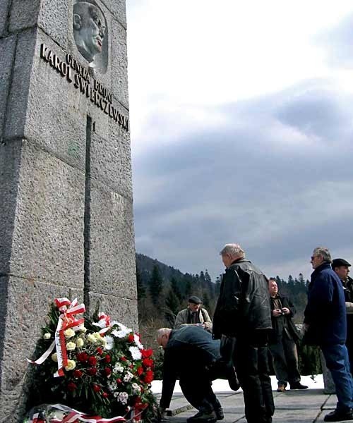 Byli żołnierze złożyli wieńce u stóp pomnika gen. Karola Świerczewskiego.