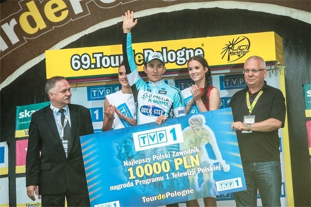Michał Kwiatkowski na podium TdP z nagrodą dla najlepszego Polaka w peletonie.