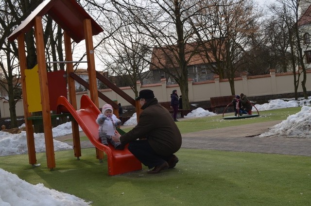 Julia Rogala ze swoim tatą lubi przychodzić na plac zabaw w parku 1000-lecia