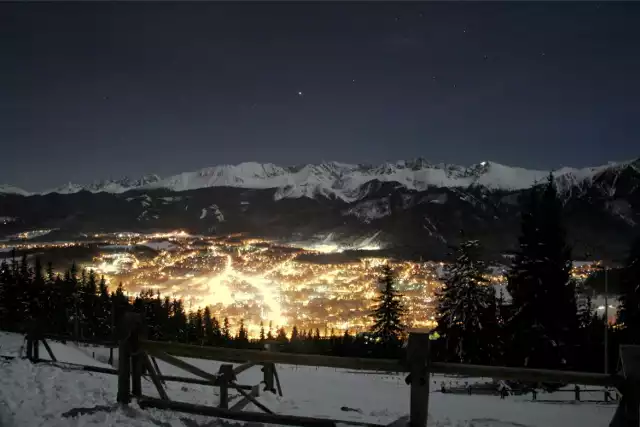 Widok z Gubałówki na Zakopane i Tatry.