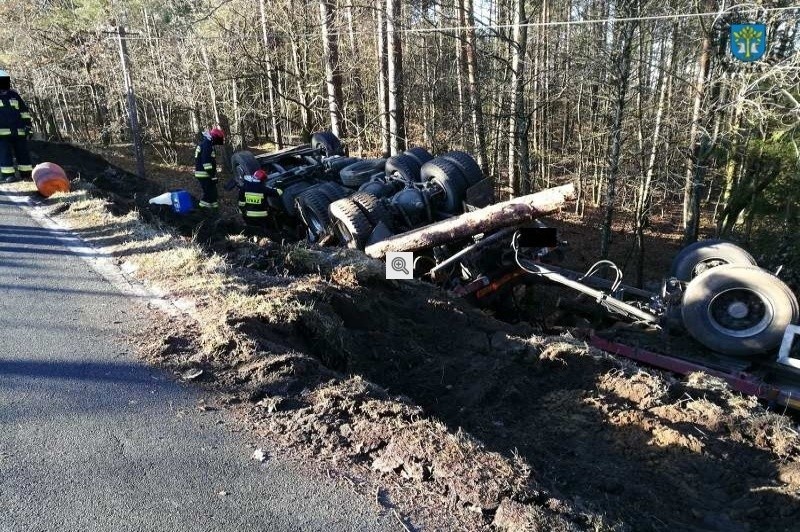 Niedaleko Rokit wywróciła się ciężarówka z drewnem