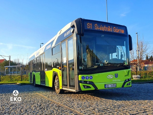 Zielone autobusy wożą pasażerów z gminy Wieliczka od jesieni 2018 roku. Ze statystyk wynika, że frekwencja w gminnej komunikacji stopniowo rośnie. W marcu tego roku skorzystało z tego transportu w sumie ponad 47 tys. osób