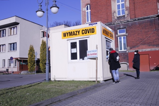 Kolejki w punktach przesiewowychZobacz kolejne zdjęcia. Przesuwaj zdjęcia w prawo - naciśnij strzałkę lub przycisk NASTĘPNE