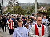 Droga Krzyżowa na terenie parafii Chrystusa Króla na Baranówku w Kielcach. Były modlitwy o uszanowanie świętości Jana Pawła II