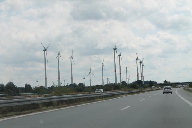 Farmy wiatrowe to codzienność między innymi na terenie Niemiec, ogromne konstrukcje stoją tuż przy granicy polsko-niemieckiej. Tam farmy liczą nawet po kilkanaście czy kilkadziesiąt urządzeń