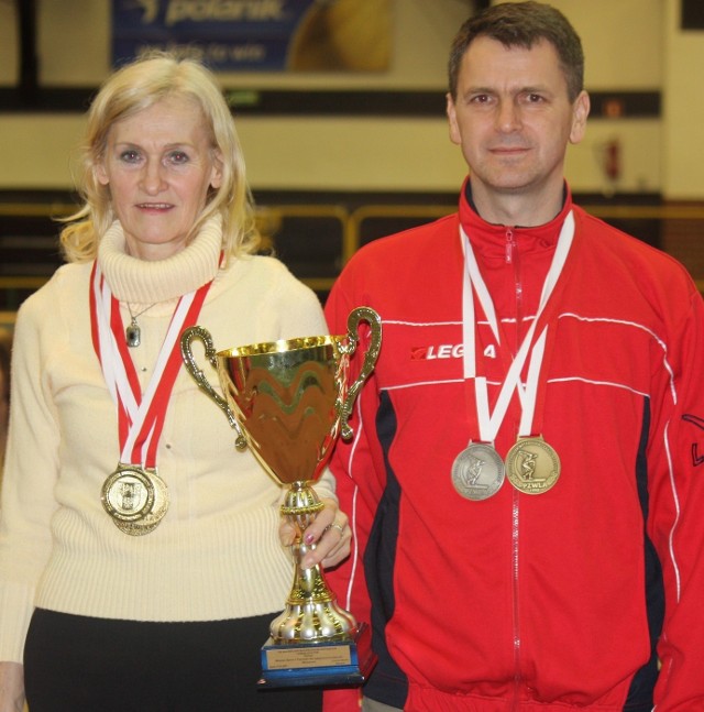 Ewa Bartosik i Radosław Grabowski dumnie prezentują zdobyte medale.