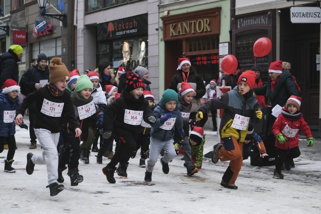 W niedzielę 4 grudnia w Toruniu odbędzie się Festiwal Biegów Świętych Mikołajów. W przededniu rywalizowały dzieci, które rywalizowały w Biegu Mikołajków w samym centrum starówki. Podzielono je na cztery kategorie wiekowe. Zobaczcie zdjęcia!