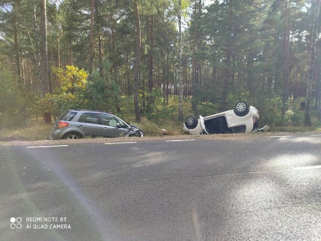 Po zderzeniu oba samochody wypadły z drogi