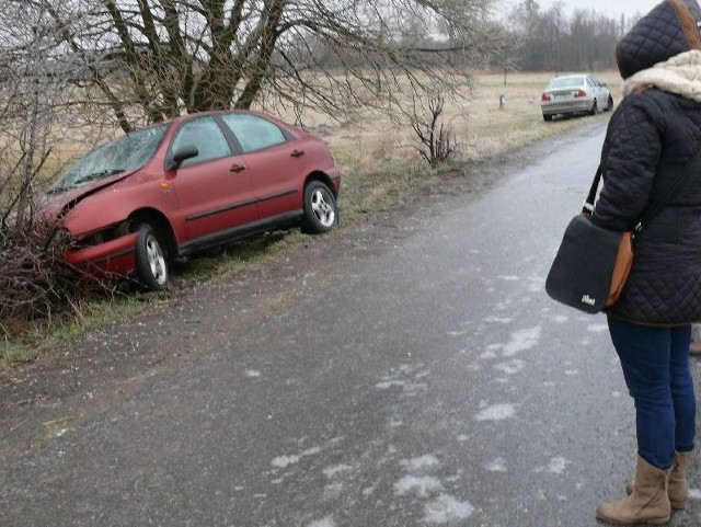 We wtorek samochody lądowały w rowach w powiecie włoszczowskim, bo było bardzo ślisko na drogach