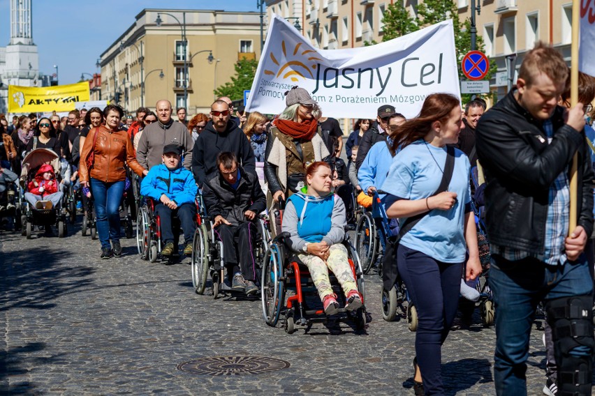 Marsz Godności Osób Niepełnosprawnych przeszedł ulicami Białegostoku. Maszerowało ponad tysiąc osób [ZDJĘCIA, WIDEO]