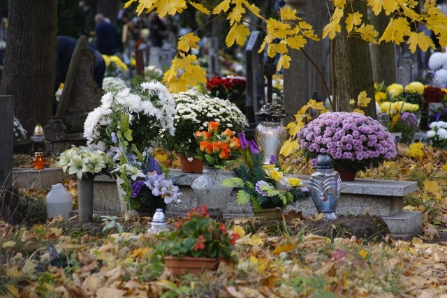 Jak skorzystać z usługi bezpłatnego sprzątania nagrobków dla seniorów w Poznaniu?