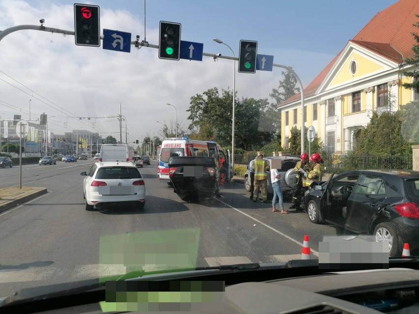 Do wypadku pięciu pojazdów na ul. Krakowskiej i dachowania...