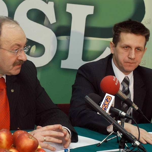 Poseł Jan Bury (z prawej) twierdzi, że obecne władze telewizji marginalizują znaczenie regionalnych oddziałów. Obok poseł Mieczysław Kasprzak