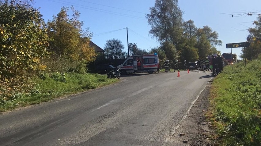 Woźniki: Samochód osobowy zderzył się z motocyklem