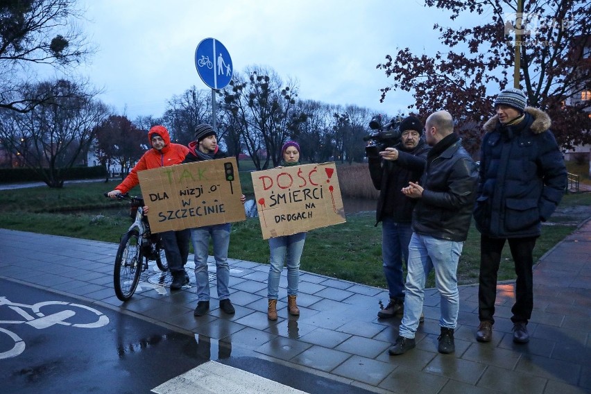 Niebezpieczne przejście dla pieszych na Prawobrzeżu. Mieszkańcy położyli znicze. Chcą zmian. Zobacz wideo i zdjęcia