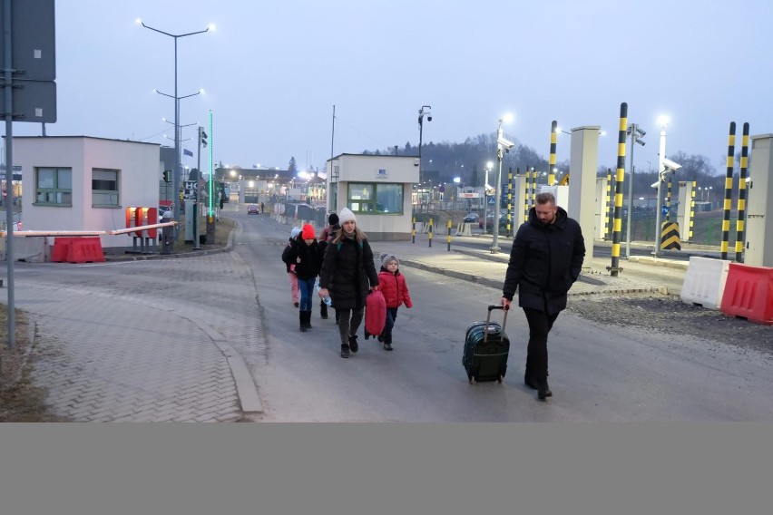 Każdego dnia kolejni uchodźcy z Ukrainy przekraczają polską...