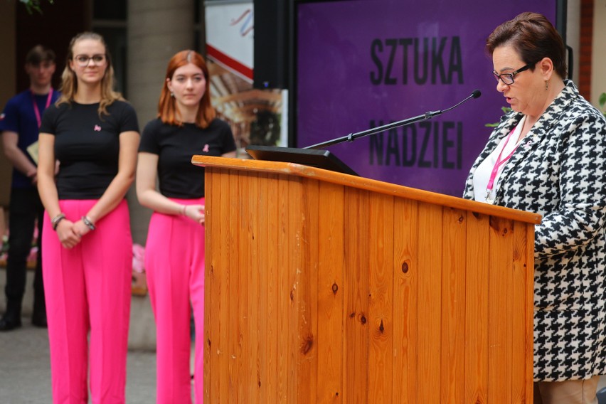 Młodzież na konferencji, poświęconej rakowi piersi. Zorganizowały ją uczennice XIII Liceum Ogólnokształcącego w Łodzi GALERIA