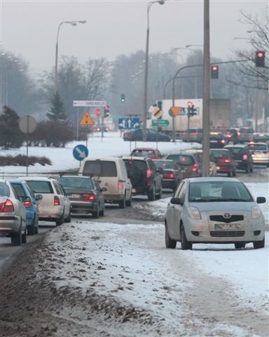 Większość tych kierowców czeka na możliwość skrętu w prawo w Jesionową. Pas do jazdy na wprost jest pusty, ale kierowcy, którzy chcą jechać w stronę Zagnańska nie mogą się na niego dostać.