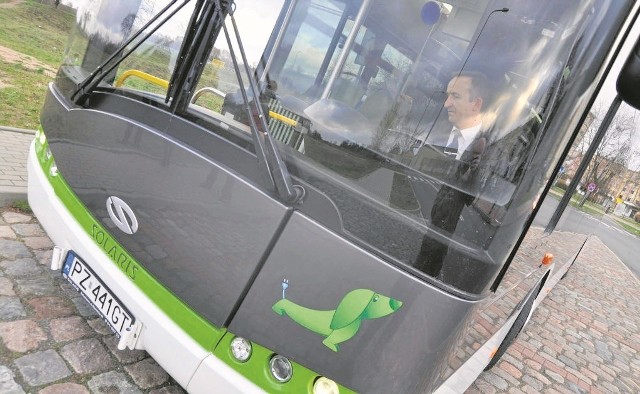 W zimie szczecinecka KM testowała całkowicie elektryczny autobus Solarisa (na zdjęciu), na wiosnę zaś pojazd hybrydowy łączący napęd spalinowy i elektryczny