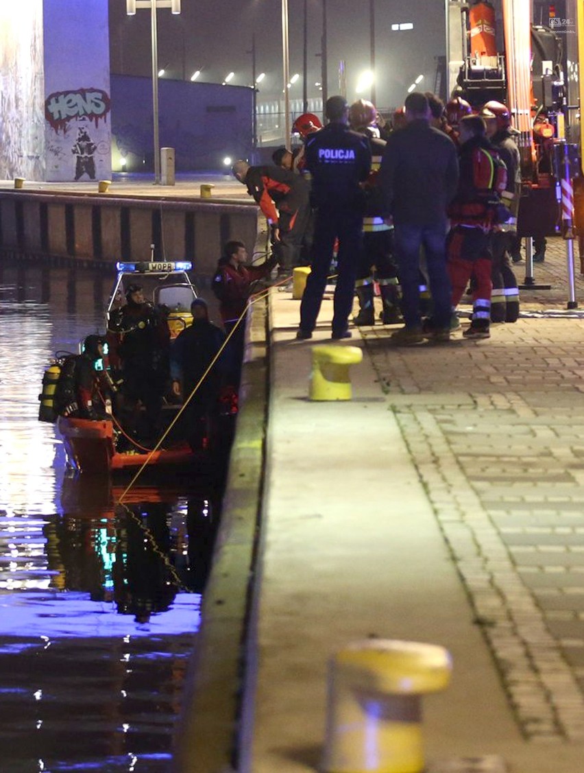 Samochód wpadł do Odry. Policja ustala jak to się stało