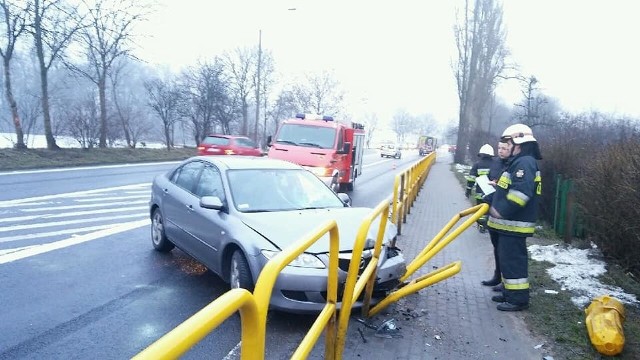 W sobotę przed godziną 8 na wysokości miejscowości Kusowo doszło do wypadku. Kierowca osobowej mazdy ściął znak drogowy, zahaczył o przejeżdżającą lawetę i zjechała na pobocze. Prowadząca samochód odniosła lekkie obrażenia i została przebadana przez wezwaną na miejsce załogę karetki pogotowia. Na drodze krajowej numer 5 są utrudnienia. Wprowadzono ruch wahadłowy. Utrudnienia na trasie Bydgoszcz-Świecie trwały do godziny 11. Info z Polski - przegląd najciekawszych informacji z kraju [25.01.2018]