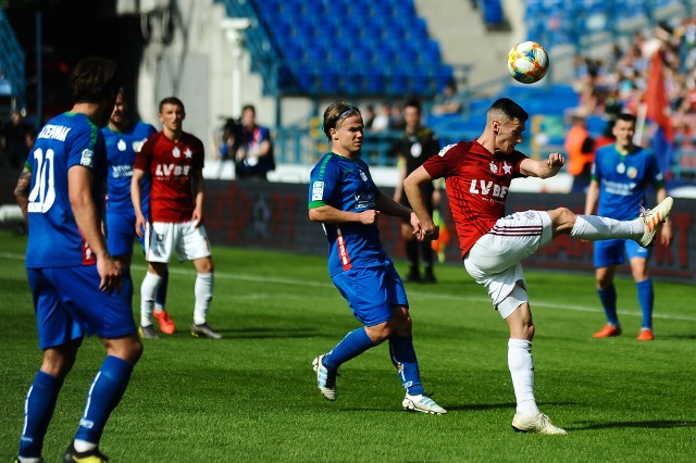 Miedź Legnica (niebieskie stroje), spadkowicz z ekstraklasy jest jednym z faworytów do awansu