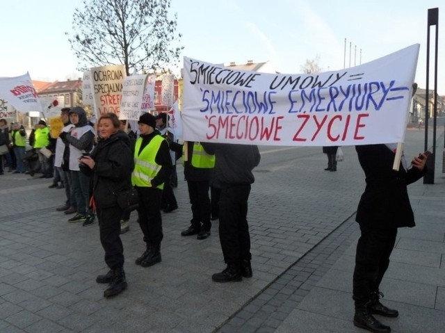 Ochroniarze i sprzątaczki na śmieciówkachPrzeciwko zatrudnianiu na śmieciówkach protestowali w grudniu ochroniarze z Jaworzna