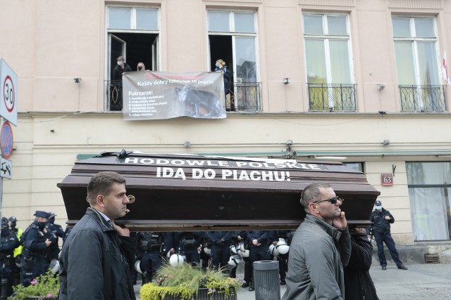 Dla "futrzarzy" piątka dla zwierząt to koniec biznesu, nic więc dziwnego, że przeciw zmianom protestowali.