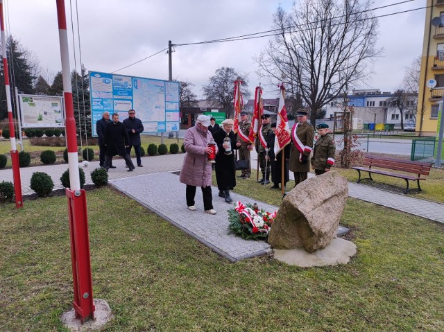Przedstawiciele środowisk kombatantów składają kwiaty pod tablicą poświęconą mieszkańcom ziemi włoszczowskiej poległym w walkach o niepodległość oraz pomordowanym i więzionym w okresie sowieckiej okupacji i komunistycznego zniewolenia w latach 45-56.
