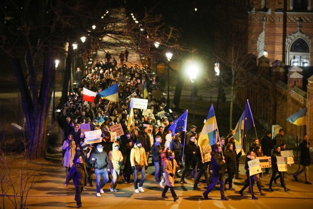 Duże manifestacje antywojenne odbyły się w Krakowie m.in. 24 lutego i 3 marca 2022 roku. Odbywały się na Rynku Głównym i pod konsulatem rosyjskim na placu Biskupim. Takich akcji było więcej, ale szybko krakowianie i Małopolanie uznali, ze lepiej jest realnie pomagać. Ruszyli wozić uchodźców z granicy, pomagać na dworcach, organizować zbiórki i transporty ze wsparciem dla uchodźców i walczącej Ukrainy. Ta pomoc trwa do dziś.