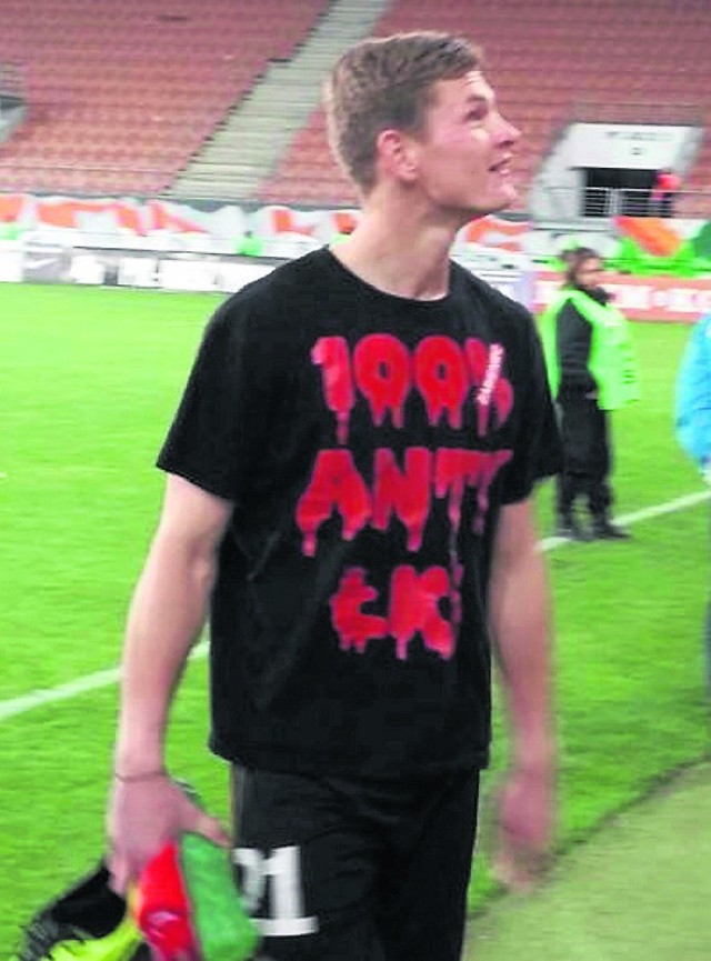 W takiej koszulce paradował tuż po ostatnim meczu sezonu, w którym Widzew spadł z ekstraklasy jego bramkarz Patryk Wolański