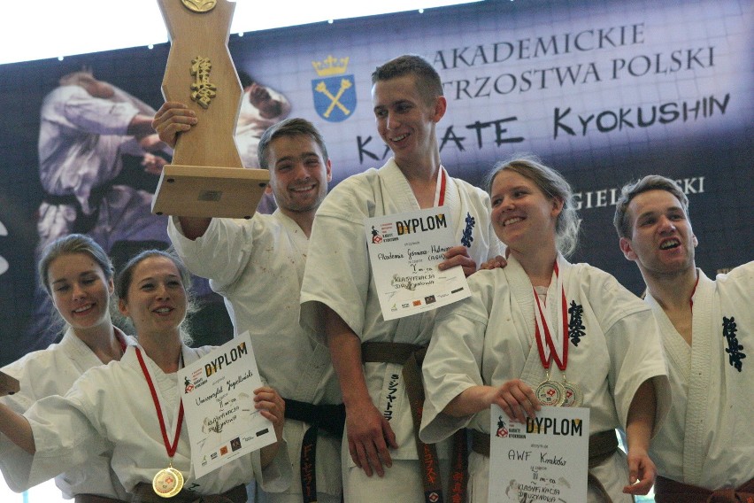 Dziesięć medali karateków z krakowskich uczelni