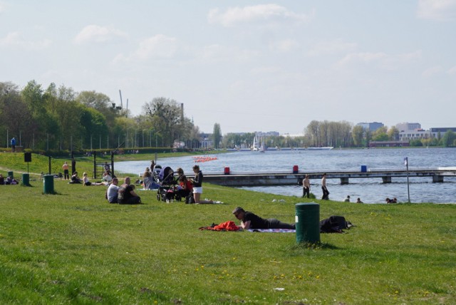 Piękna pogoda zachęciła wielu mieszkańców Poznania do spędzenia czasu na świeżym powietrzu. Wybierali oni szereg terenów rekreacyjnych, w tym także obszar Jeziora Maltańskiego. Można tam spacerować długimi ścieżkami wzdłuż toru regatowego, pozjeżdżać na nartach, czy przejechać się kolejką parkową Maltanka, która 2 i 3 maja jest obsługiwana przez najstarszy czynny wąskotorowy parowóz.Przejdź do kolejnego zdjęcia --->