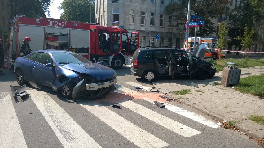 Wypadek na Więckowskiego w Łodzi. 2 osoby ranne [ZDJĘCIA]
