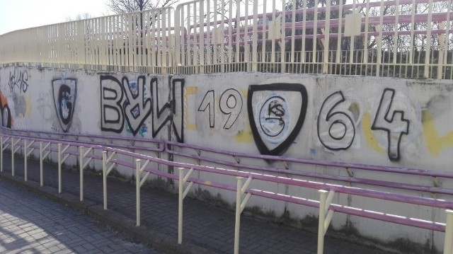 W Katowicach na murach (i nie tylko) codziennie widać walkę kibiców dwóch śląskich klubów piłkarskich przez zamazywanie graffiti, klubowych napisów i, co za tym idzie, niszczenie elewacji kamienic