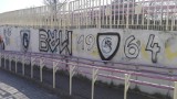 22-letni kibic zostawił po sobie graffiti związane ze śląskim klubem piłkarskim. Musiał odmalować wiadukt 