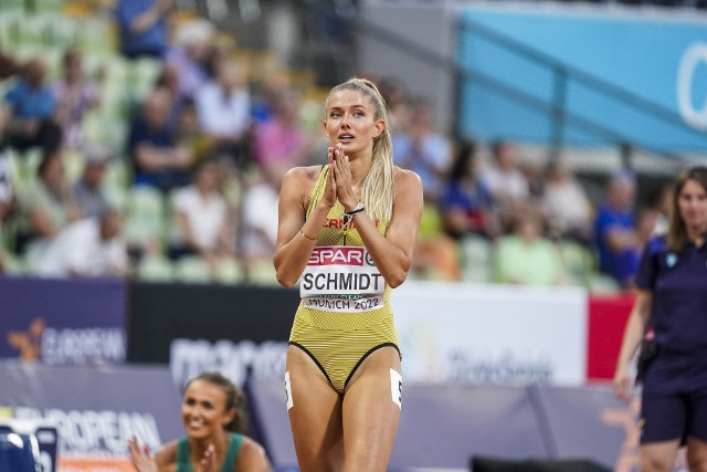 ALICA SCHMIDT - "Najseksowniejsza zawodniczka na świecie"Alica Schmidt - 24-letnia niemiecka sprinterka - była gwiazdą lekkoatletycznych mistrzostw Europy w Monachium i chyba najbardziej rozchwytywaną przez media zawodniczką. Nie dlatego, że ma wybitne osiągnięcia (odpadła w półfinale biegu na 400m). Kilka lat temu australijskie media okrzyknęły ją "najseksowniejszą zawodniczką na świecie". No i się zaczęło. Dziś na Istagramie obserwuje ją już 3,4 mln ludzi. Ciekawe, czy zrobi karierę w sporcie, czy w showbiznesie?WAŻNE! Do kolejnych zdjęć przejdziesz za pomocą gestów na telefonie lub strzałek obok.