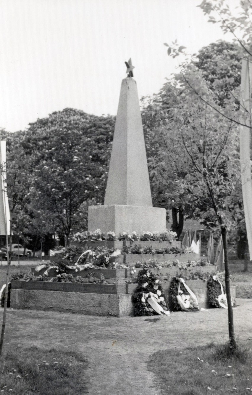 Pomnik z gwiazdą został zdemolowany w roku 1956