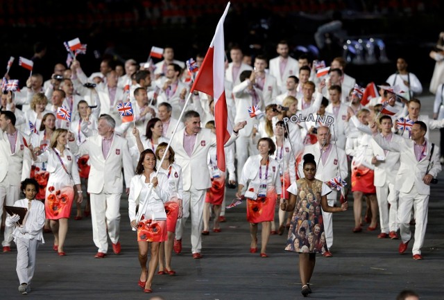 Polska reprezentacja podczas otwarcia igrzysk olimpijskich w Londynie. Z flagą defiluje Agnieszka Radwańska