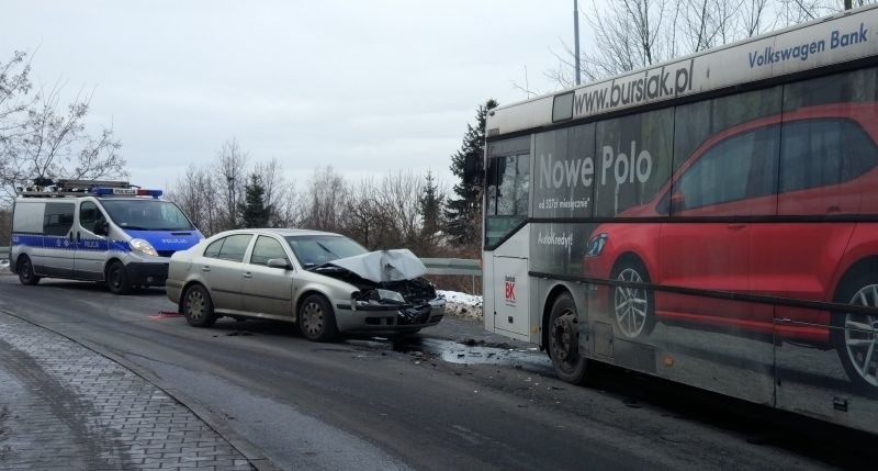 Wypadek przy ul. Przybyszewskiego. Skoda zderzyła się czołowo z autobusem [zdjęcia]